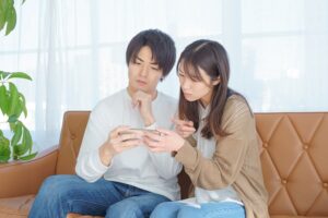 住宅展示場にいつ行くか考えている夫婦