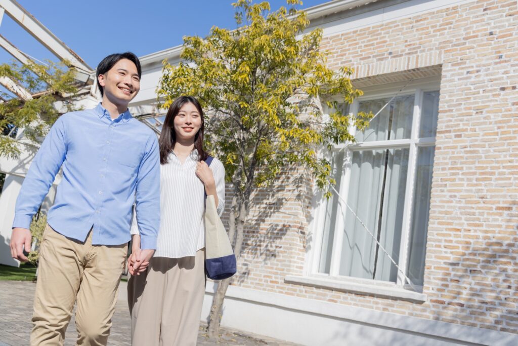 ハウスメーカーのモデルハウスを見て回る夫婦