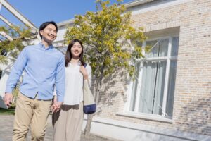 ハウスメーカーのモデルハウスを見て回る夫婦