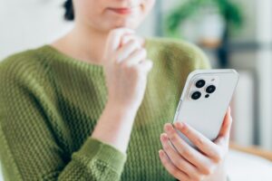 注文住宅後悔のブログを見る女性