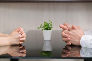 離婚の話し合いをする夫婦